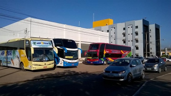 Estacionamento de um dos hotéis de Marabá ocupado por ônibus de empresas de turismo: concurseiros invadem Marabá