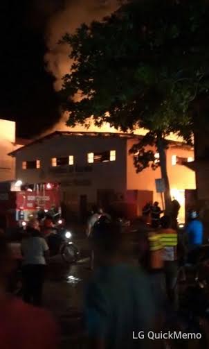Ao lado do Centro Administrativo, na Folha 32 (Nova Marabá), prédio do Arquivo Municipal é devorado pelo fogo