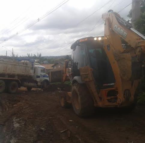 Equipamentos recolhendo monturos no Infraero