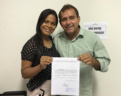 Jorge Bichara e sua vice, Celene Lima, exibindo registro no TRE da chapa majoritária da Coligação "Certeza de um novo tempo".