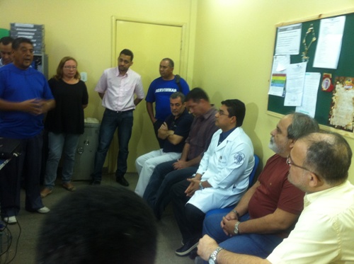Sindicalistas conversam com prefeito, no Hospital Municipal