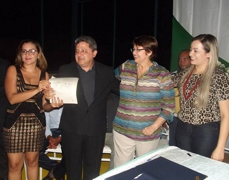 Jair Farias, ao lado da esposa Theresa (E), recebendo das representes da Superintendência do Patrimônio da União (D), Termo da Regularização Fundiária do município de Sítio Novo.