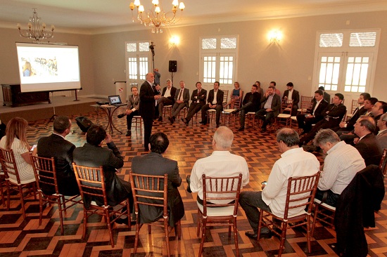 O Governador Simão Jatene (c) se reuniu com deputados estaduais da base aliada do governo para apresentar os números da administração pública e os desafios do executivo Estadual, no atual cenário brasileiro. Um dos destaques do encontro, que aconteceu no fim da tarde desta quarta-feira,12, no Palácio do Governo, foi a apresentação dos indicadores econômicos dos últimos anos, que mostram a economia paraense estável, mesmo diante da crise econômica que afeta o país. FOTO: CRISTINO MARTINS / AG. PARÁ DATA: 12.08.2015 BELÉM - PARÁ