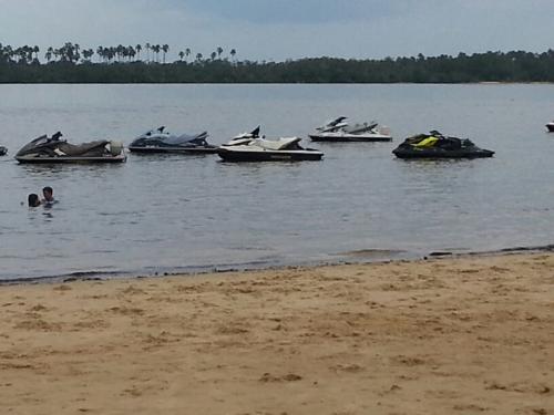 Jets fundeados na Praia da Aldeia, em Cametá (Foto Cláudio)