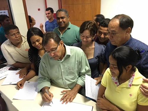No Cartório Eleitoral, Jorge Bichara registra sua chapa, tendo como vice a jovem Celene Lima - à esquerda dele, na foto.