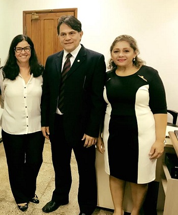 Advogada vencedora Kelli Rangel; juiz da 2a Vara, Jônatas Andrade, e advogada Ocilda Nunes, colega da "Advogada Conciliadora 2016".
