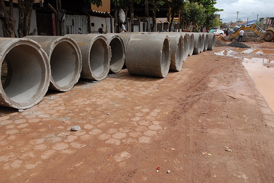 Drenagem de alto nível construída pela Santa Cruz no entorno da Feira das Laranjeiras: manilhas fabricadas pela própria empreiteira.....