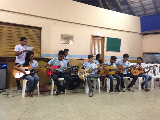 Grupo de Violões, formado por jovens alunos da Escola de Música da Casa da Cultura, recepcionou a noite de autógrafos.