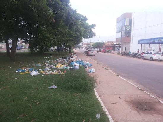 Canteiro central transformado em depósito de lixo