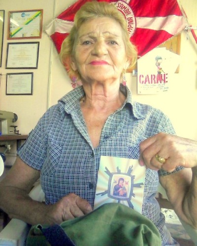 Lourdes encantada com o livreto de Nossa Senhora do Perpétuo Socorro