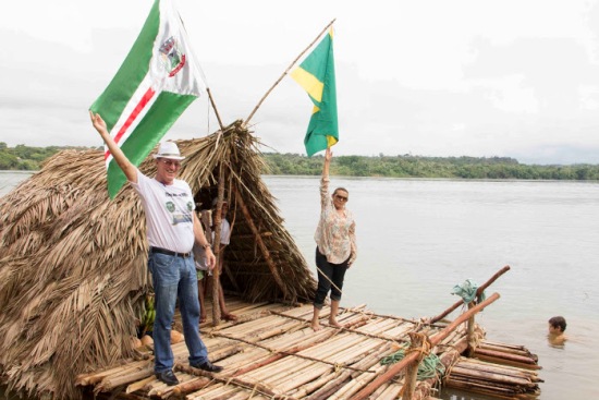 Luiz Carlos, vice-prefeito de Marabá, e Júlia Rosa, ptresidente da Câmara: saudação aos dois símbolos municipais, na hora da partida da balsa de Estreito.