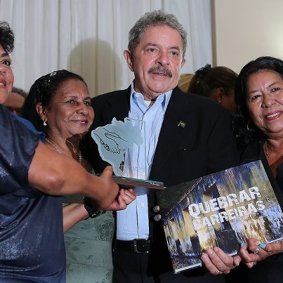 Lula recebe prêmio Bacurau, ontem à noite, no Rio de Janeiro.