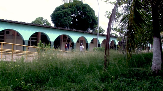 Matagal cercava o Hospital Municipal em sua parte interna