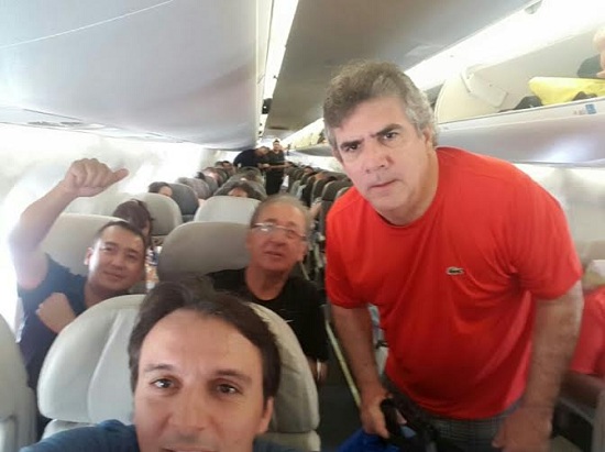 Viajantes ainda no avião, antes do desembarque em Marabá, hoje pela manhã.
