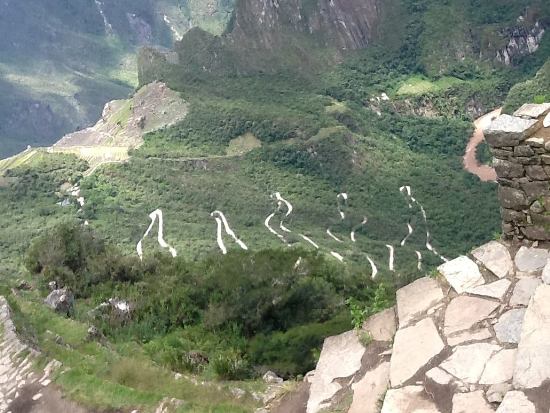 Macchu Pichu e Carretera Hiram Bingham (acesso atual à cidadela), vistas da Intipunko (Porta doSol).