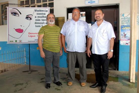 Médico cubano Sergio Reis Gonzales, entre Nagib Mutran e o prefeito João Salame
