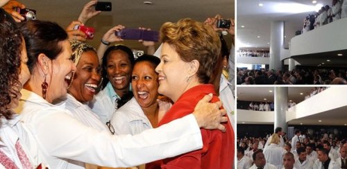 Médicos abraçam Dilma, na solenidade que lotou o Palácio do Planalto.