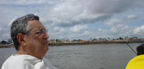 Empresário Délio Mutran singrando o Tocantins, rumo a Belém, em frente a cidade
