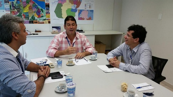 Marcelo Araújo, à direita, negocia com a direção do Inmetro, em Belém