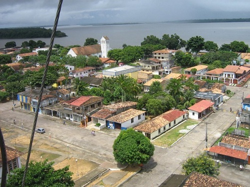 Do alto, o centro Mocajuba, vigiada, ao largo, pelo Tocantins e suas multiplas ilhas