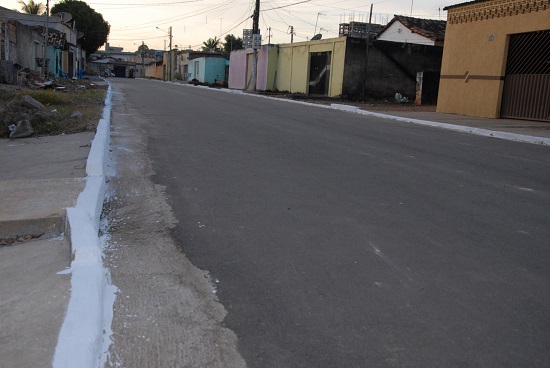 Ruas pavimentadas no bairro Novo Horizonte, com meio fio e sarjeta.....