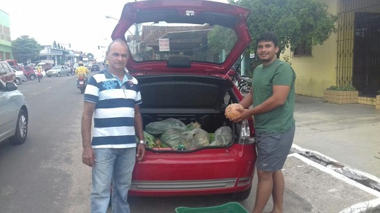 "Seu" Bosco, à esquerda, entregando alimentos para os manifestantes