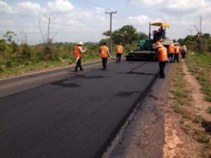 O recapeamento da toda a malha rodoviária está recebendo material de qualidade.