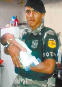 PM Pedroso, morto numa tentativa de assalto, aos 28 anos deixou um bebê órfão.