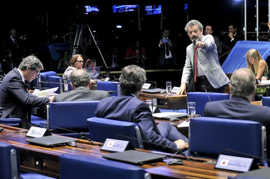 Paulo Rocha apontando para Aécio Neves - ao centro