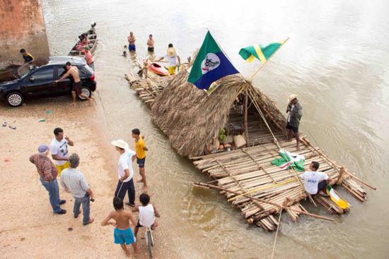 Jovens correm até a rampa para conhecer a balsa que já está famosa em todo o médio Tocantins.