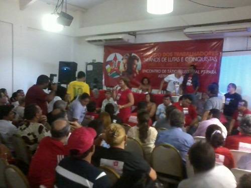 Delegados participam de debates, durante convenção.