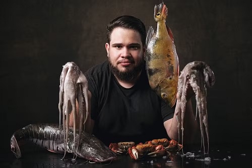 Pedro posou com pescados e outros alimentos — Foto: Divulgação/Glauber Matos