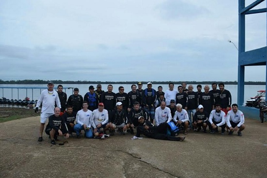 Foto oficial dos expedicionários, na JC Náutica. Os donos da marina, Janary e Ciro Damacena, também estão na imagem.