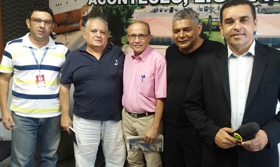 Nas foto,  Paulo Roberto e este blogueiro, recebidos pela equipe da RBA, nesta quarta-feira, no tour realizado para divulgação da obra.