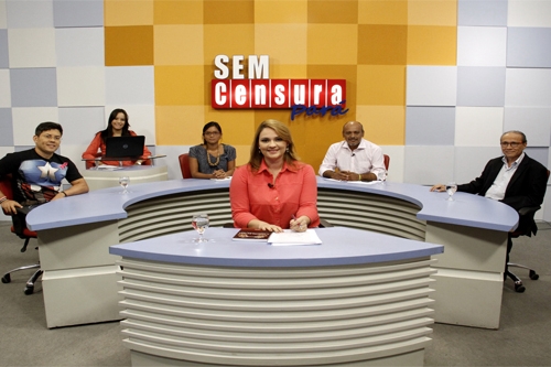 Paulo Roberto Ferreira (ao fundo, à direita) fala de seu livro no programa "Sem Censura", da TV Cultura, de Belém.