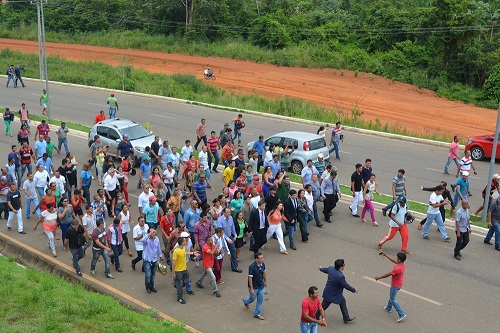 Vereadores , Ângela Pereira e seguidores caminharam em direção á Prefeitura de Parauapebas