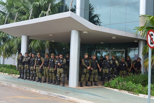 ,,, Que estava cercada por militares determinados a impedir o  acesso dos vereadores ao prédio municipal.