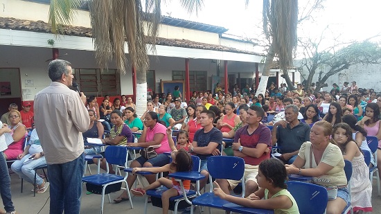 Secretário numa das reuniões com pais de alunos.