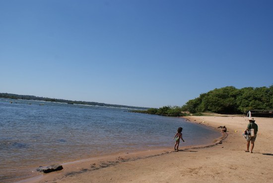 Ponta de areia para entreter a população de Itaguatins, que sempre dependeu da praia para viver feliz