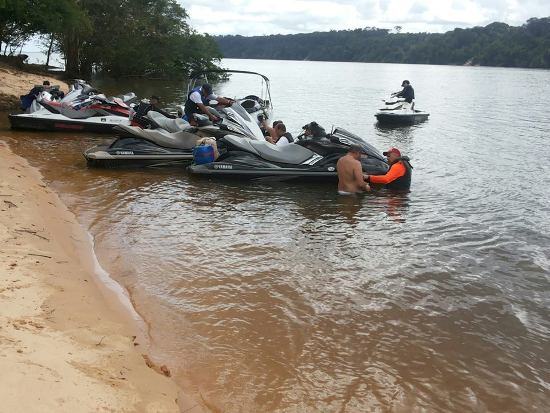 Três fotos acima, ilhota perdida no meio do Tocantins, a 7 milhas náuticas acima de Baião. Parada para repouso e um banho gostoso.