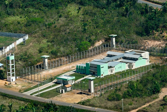 O novo Centro de Recuperação Feminino (CRF) de Marabá recebeu ontem, 21, uma vistoria técnica antes da entrega final da obra do presídio que já foi 100% concluída. A vistoria teve como objetivo verificar se a obra foi executada em conformidade com os projetos previamente aprovados.Na visita, estiveram presentes representantes da Caixa Econômica Federal, da Casa Civil, o superintendente da Susipe, André Cunha, a arquiteta e gerente da Divisão de Engenharia e Arquitetura (DEAR) da Susipe, Célia Monteiro, que também é a fiscal da obra e, ainda, representantes da Con-Art. FOTO: THIAGO GOMES / ASCOM SUSIPE DATA: 22.07.2015 MARABÁ - PARÁ