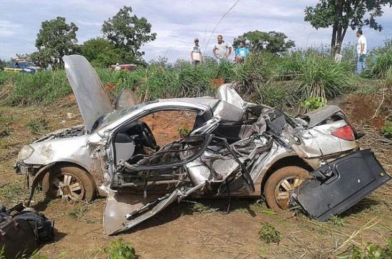 Estado em que ficou o carro da professora. (Fotos da Polícia Rodoviária Federal - Goiás)