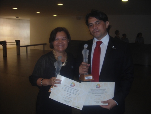 Também agraciado, o jornalista Tim Lopes foi premiado “in memorian”, na categoria mídia. O repórter da TV Globo foi assassinado há dez anos quando fazia uma reportagem sobre abuso de menores e tráfico de drogas. Tânia Lopes, irmã do jornalista Tim Lopes, assassinado no Rio de Janeiro, ao lado de Jônatas.
