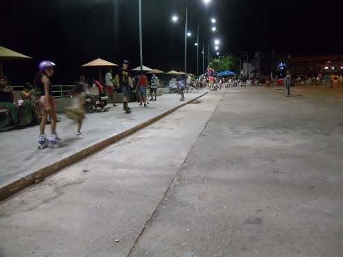 Essa pista que corta a praça São Félix continuará obstruída para veículos.