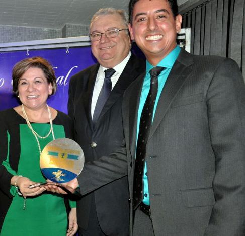  Ricardo Rosa recebe o prêmio das mãos da presidente do Tribunal de Justiça do Estado, Luzia Nadja Guimarães Nascimento, que estava como governadora em exercício.