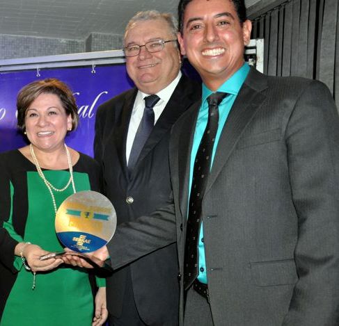Ricardo Rosa recebe o prêmio das mãos da presidente do Tribunal de Justiça do Estado, Luzia Nadja Guimarães Nascimento, que estava como governadora em exercício.