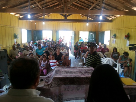 Pequena escola, que será reformada, ficou pequena para abrigar moradores. Grande parte assistiu  bate-papo do prefeito do meio do terreiro.