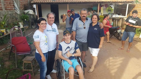 Karam, e esposa, ao lado de Junqueira e esposa, dirigentes do Rotary, entregam cadeira a Josué Vieira Feitosa
