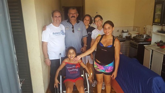 Maria Vitória Silva, 9 anos, recebe cadeira doada pelo Rotary