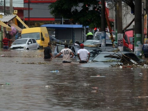 Alagamento na Rua Padre Viegas de Menezes, no centro de Itaquera, na zona leste de São Paulo, na tarde desta quarta-feira, 10. (Foto Estadão)